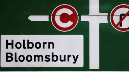 Se?al de tránsito que indica el inicio de la zona de circulación tarifada en el centro de Londres