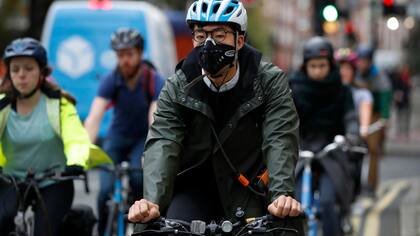 Debido a la contaminación del aire en Londres, muchas personas circulan por el centro con barbijos 