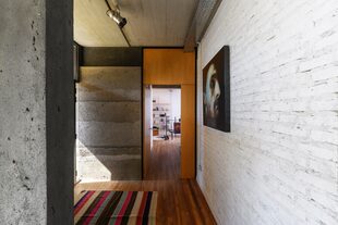 “La continua búsqueda que persigue el estudio en lograr una arquitectura textural se ve reflejada en esta vivienda con notoriedad”, dice Benito. Como muestra vale este pasillo de circulación.
