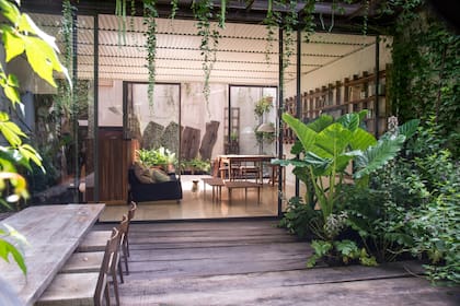 La continuidad visual gracias a las aberturas de vidrio unen el living con ambos patios.