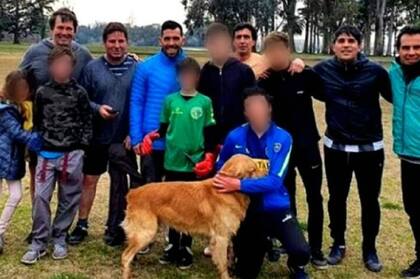 La controvertida foto de Tevez con vecinos de Maipú