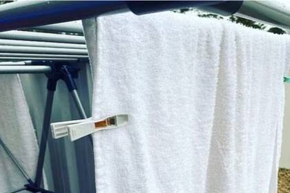 La controvertida imagen que generó una polémica inolvidable sobre el método correcto para colgar la ropa