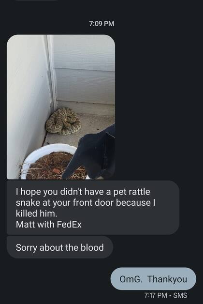 La conversación del repartidor y la mujer