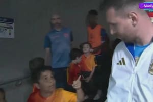 El tierno pedido de un niño a Messi segundos antes de entrar a la cancha ante Ecuador