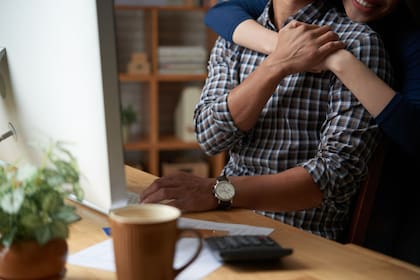 La convivencia diaria en el trabajo genera que muchas personas formen vínculos cercanos con algunos compañeros