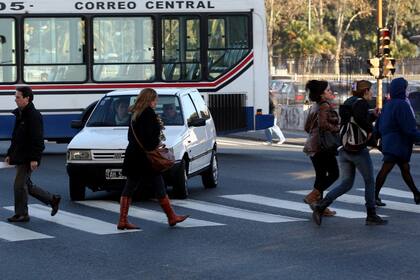 La convivencia entre peatones y automovilistas es ríspida en las calles de Buenos Aires