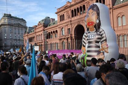 Los manifestantes por el #27F frente a la Casa Rosada