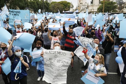 "Salvemos las dos vidas", el mensaje que reza uno de los carteles de los "celestes"