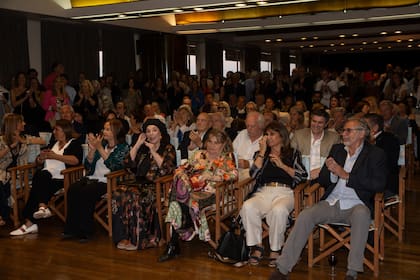 La convocatoria fue un éxito total: el salón estaba lleno.