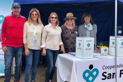 La cooperadora del Hospital San Felipe de San Nicolás recolectó donaciones para comprar una camilla quirúrgica