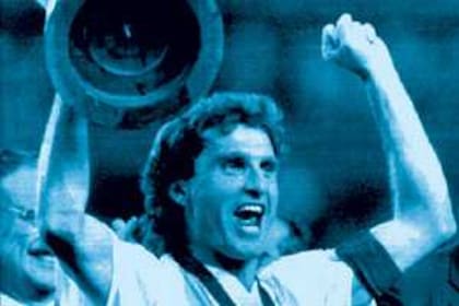 La Copa América sostenida por el brazo derecho del capitán Oscar Ruggeri en la tarde del 4 de julio de 1993, en Guayaquil, tras superar por 2 a 0 a México en la final