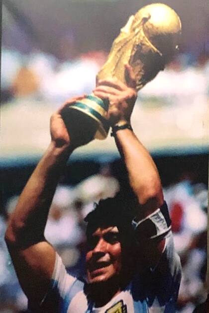 La Copa del Mundo en México 1986 en las manos del capitán, hecha pintura.