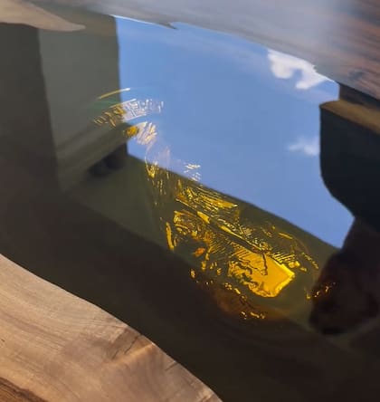 La Copa del Mundo incrustada en medio de la mesa de resina (Captura: @aureo.di)