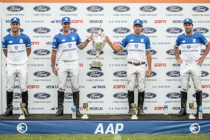 La Copa Emilio de Anchorena, del Abierto de Tortugas, en un podio aséptico en Pilar; Nicolás Pieres (izquierda) ganó por cuarta vez el trofeo (2011, 2012, 2019 y 2020).