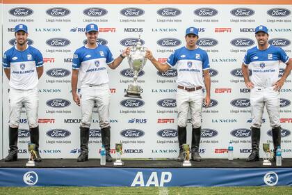 La copa Emilio de Anchorena estuvo un buen rato en las manos de Ulloa (el tercero desde la izquierda), que la abrazó y se tomó una foto con ella; junto a él, Nicolás, Gonzalo (h.) y Facundo Pieres.