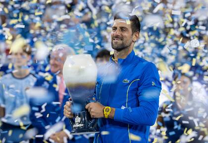 La copa en manos de Novak Djokovic 
