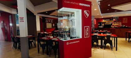 La Copa Libertadores se exhibe en la vitrina del bodegón