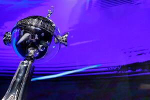 La Copa Libertadores ya se juega desde la instancia de Repechaje, pero este lunes se conocerá cómo se conforman los grupos