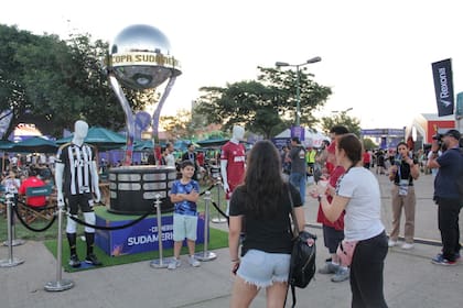 La Copa Sudamericana, entre las camisetas de Altético Mineiro y Lanús, en el fan fest en la costanera de Asunión