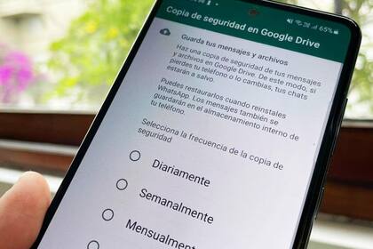 La copia de seguridad de los chats de WhatsApp se hace, en Android, en Google Drive; pero ocupará parte de los 15 GB de almacenamiento que son compartidos con Gmail, las Fotos de Google y otros servicios de la compañía