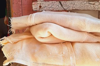 Usa un curioso desecho de una fábrica de quesos para crear moda y cuenta el truco para lograrlo