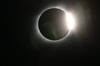 La corona blanca y tenue comienza a asomar alrededor de la Luna cuando el eclipse entra en la fase de totalidad