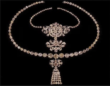 La Corona danesa también cuenta con otro juego de piedras preciosas que se presenta en una rivière de diamantes talla rosa con un gran broche que se divide en cuatro más pequeños. Fue confeccionada en 1840 por la joyería CM Weisshaupt con diamantes que pertenecieron a la princesa Charlotte Amalie, hermana del rey Christian VI. No es una de las joyas más usadas; la reina Margarita sólo fue fotografiada una vez con esas piezas, durante una visita de Estado a Noruega en 1991.