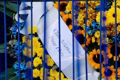 La corona de flores azules y amarillas enviada por el Club Atlético River Plate a la Bombonera; Russo es respetado por el archirrival de Boca.