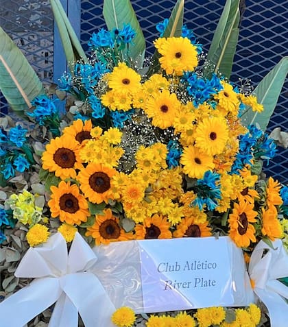 La corona de flores que entregó River en honor a Miguel Russo