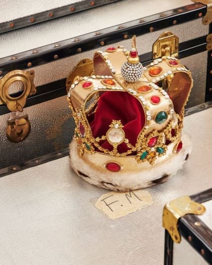 La corona de Freddie Mercury, una réplica de la corona de San Eduardo que usará el rey Carlos en la coronación (FOTO: SOTHEBY'S)