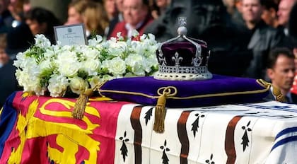 La corona de la Reina Madre con el diamante en el funeral de la Reina Madre Isabel en 2002