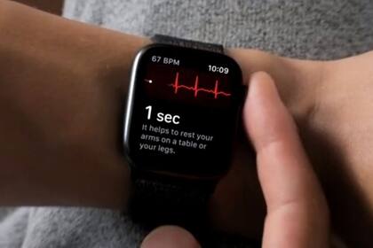 La corona del Apple Watch tiene los sensores para generar un electrocardiograma a partir de las pulsaciones en la yema del dedo