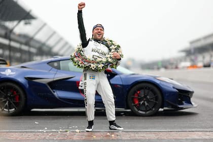 La corona que luce Felix Rosenqvist se arma durante siete horas y las flores son importadas desde Países Bajos; el sueco, en una semana, fue padre por primera vez y ganó las 500 Millas de Indianápolis