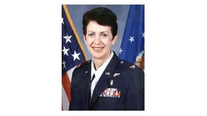 La coronel Regina Aune fue la primera mujer en recibir el premio Cheney a la valentía de la Fuerza Aérea de EE.UU.