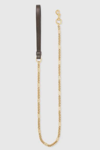 La correa para perros con cadena dorada de Gucci cuesta, en la página oficial de España, unos € 450, es decir, $62.600