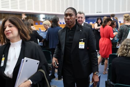 La corredora sudafricana Caster Semenya sale del Tribunal Europeo de Derechos Humanos en Estrasburgo, en el este de Francia.