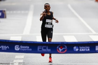 La corredora tanzana Sisilia Panga cruza la meta de la carrera San Silvestre, en San Pablo