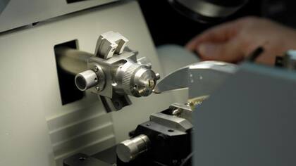 La cortadora de cerebros de mosca: el cerebro se cortó en 7.000 trozos increíblemente finos con este cuchillo microscópico