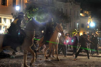 Los incidentes en San Miguel de Tucumán en la Casa de Gobierno después de que la Corte local convalidó las elecciones de 2015, que consagraron a Manzur