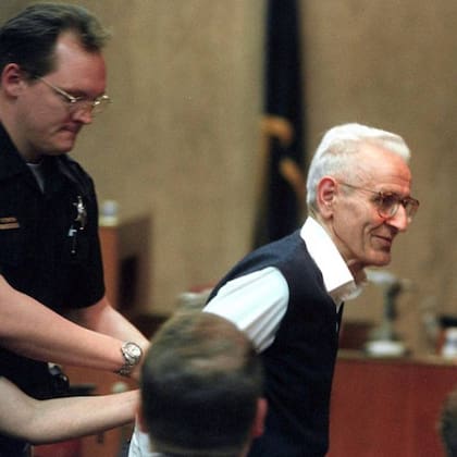 La corte del condado de Oakland condenó a Jack Kevorkian a una pena de entre 10 y 25 años de cárcel, pero el doctor muerte salió de su encierro ocho años más tarde