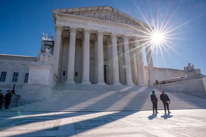 La Corte Suprema de Estados Unidos publicó por error un documento que reaviva el debate sobre el aborto