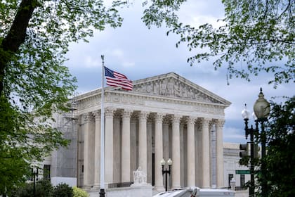 La Corte Suprema le permitió a la administración Trump revocar el programa de libertad condicional CHNV