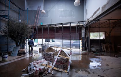 La cortina metálica se conservó pero quedó alejada del cerramiento.