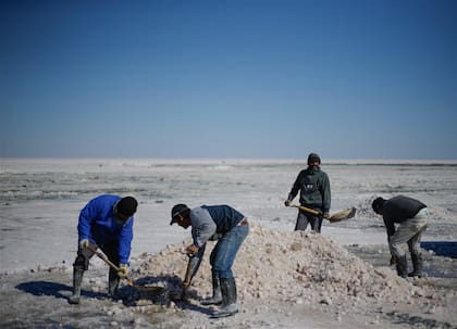 La cosecha de sal se realiza entre junio y septiembre, siempre que la lluvia lo permita