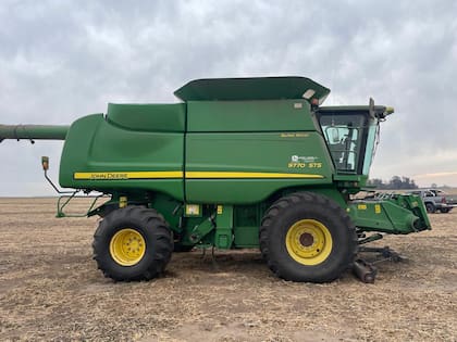 La cosechadora que el productor tiene parada porque no consigue los repuestos originales importados