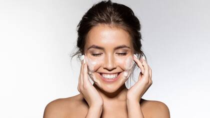 La cosmética clean beauty no tiene que incluir parabenos, ftalatos, sulfatos, sales de aluminio, colorantes o fragancias