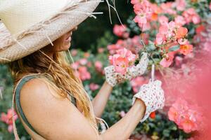 La cosmética sustentable recurre a los productos más frescos y naturales al alcance, como las rosas de un jardín en Chapadmalal.