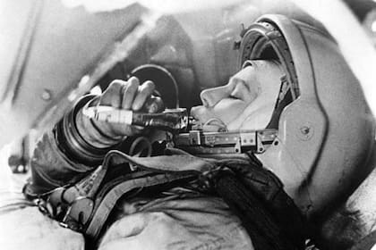 La cosmonauta soviética Valentina Tereshkova come de un tubo durante su misión Vostok 6