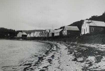La costa de Angoon, Alaska, cerca de 1900