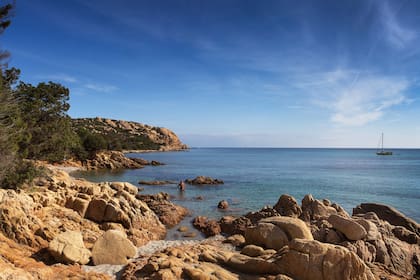 La costa noreste de la isla esconde pequeñas calas para darse un baño privado en el Mediterráneo.